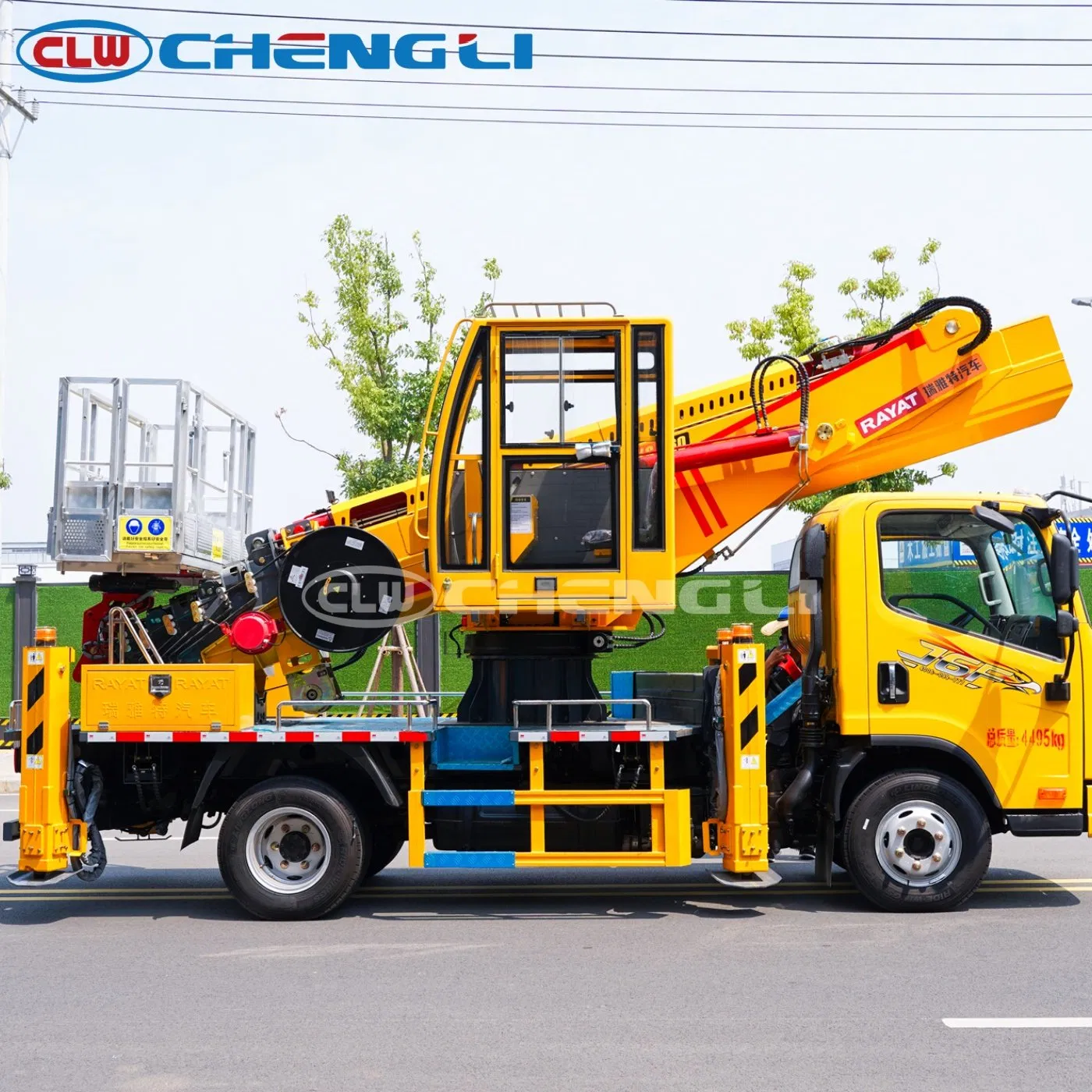 รถกระเช้า Dongfeng ภาพประกอบที่ 2 แสดงแขนยกและตัวรถยาว
